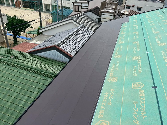 金属屋根材の貼り施工